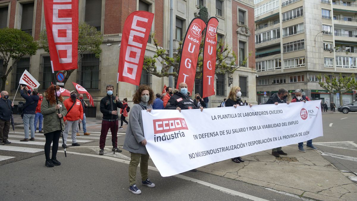 El centro acogió ayer la protesta de alrededor de medio millar de personas por el empleo en Laboratorios Ovejero. | MAURICIO PEÑA