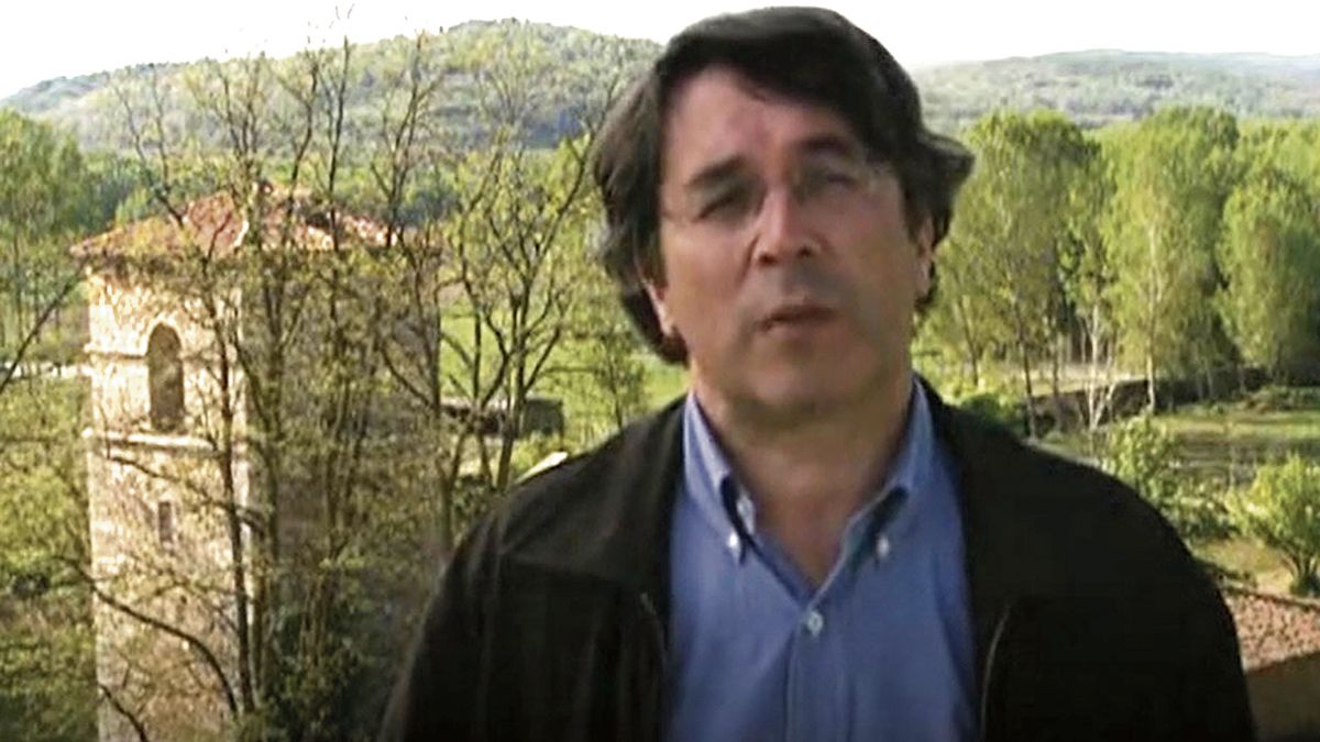 Andrés Trapiello delante del santuario de su pueblo natal, Manzaneda de Torío, donde nació en 1953. | JM LÓPEZ Andrés Trapiello delante del santuario de su pueblo natal, Manzaneda de Torío, donde nació en 1953. | JM LÓPEZ