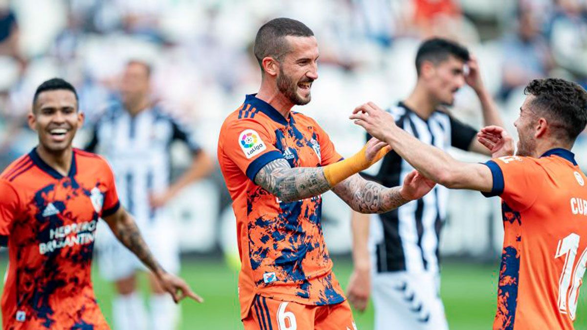 Sielva celebra con Doncel el gol con el que adelantaba a la Deportiva. | LALIGA