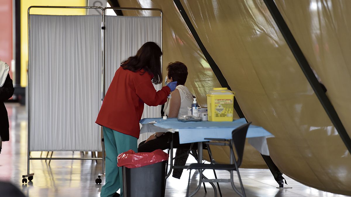 Las vacunaciones masivas en León capital continúan para acelerar el proceso en la provincia. | SAÚL ARÉN