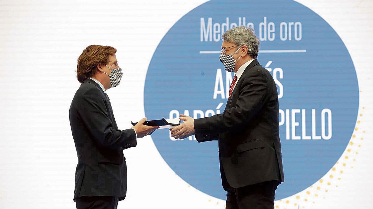 El alcalde de Madrid, Martínez Almeida, entrega la medalla de la ciudad a Trapiello. | EUROPA PRESS El alcalde de Madrid, Martínez Almeida, entrega la medalla de la ciudad a Trapiello. | EUROPA PRESS