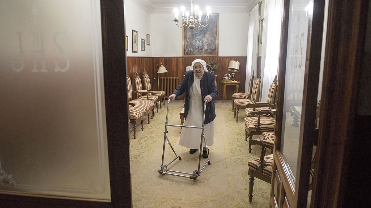 A su 93 años, y con 75 años de acompañamiento de enfermos, Sor Serafines dice tener fuerza para hacer muchas cosas, "aunque estas piernas". | MAURICIO PEÑA