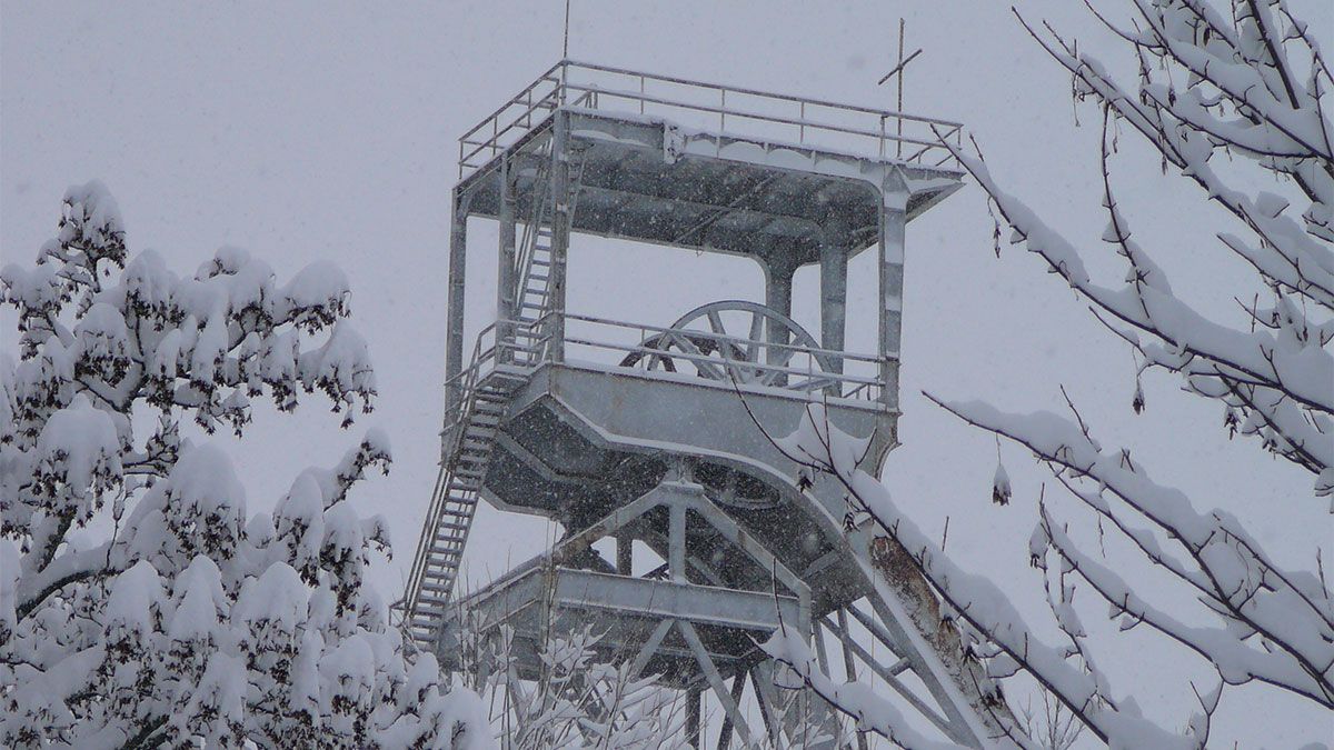 En la imagen, detalle del Pozo María de Caboalles de Abajo cubierto de nieve. | AYTO VILLABLINO