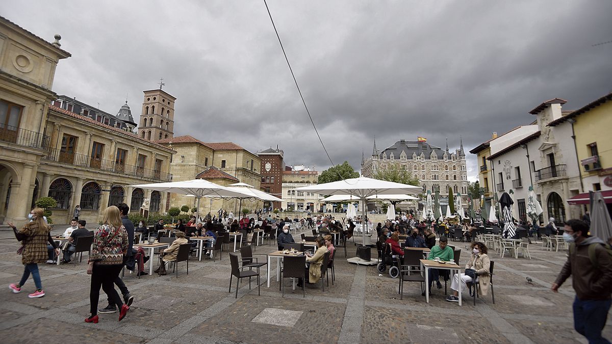 La céntrica plaza de San Marcelo cuenta con una amplia oferta de terrazas de los establecimientos circundantes. | SAÚL ARÉN