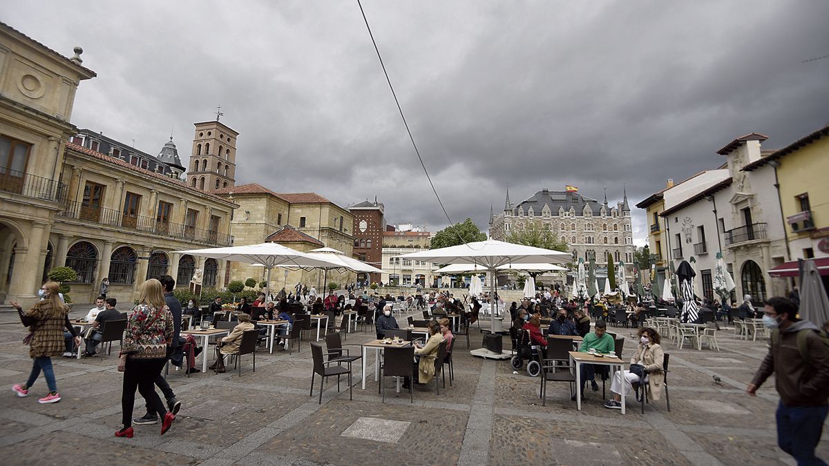 La céntrica plaza de San Marcelo cuenta con una amplia oferta de terrazas de los establecimientos circundantes. | SAÚL ARÉN La céntrica plaza de San Marcelo cuenta con una amplia oferta de terrazas de los establecimientos circundantes. | SAÚL ARÉN