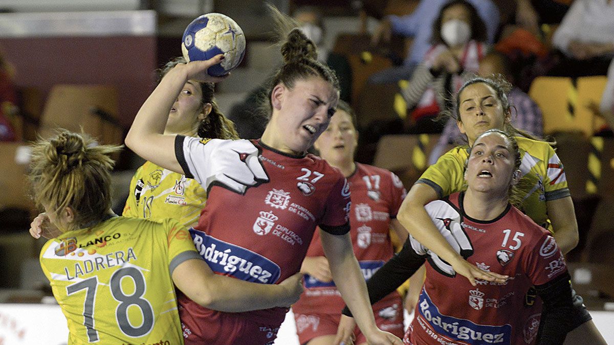 Un instante del choque de ida. | SAÚL ARÉN