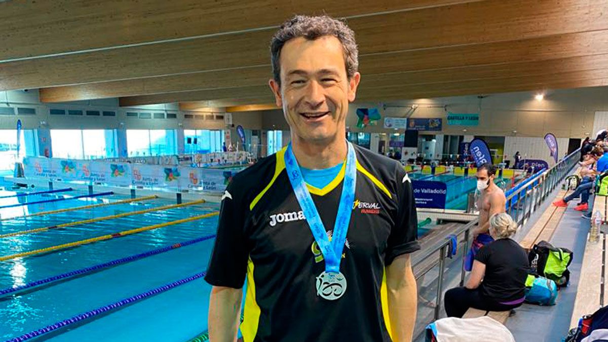 Enrique Sánchez, con las dos medallas. | L.N.C. Enrique Sánchez, con las dos medallas. | L.N.C.