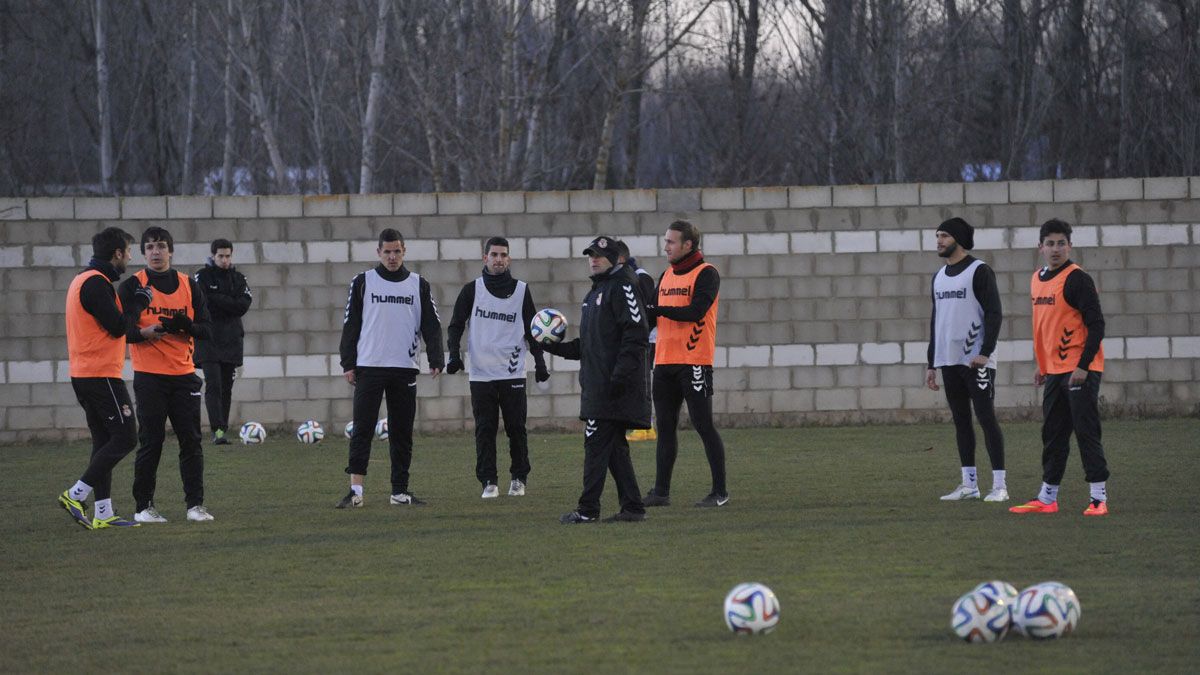 Javier Cabello rodeado de sus jugadores durante un entrenamiento en Puente Castro. | DANIEL MARTÍN