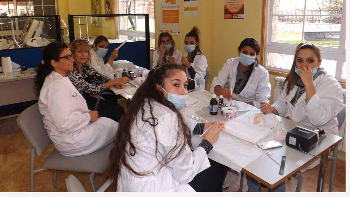 Mujeres participantes en uno de los talleres organizados por la FSG, de estética y tratamiento de uñas. | FSG