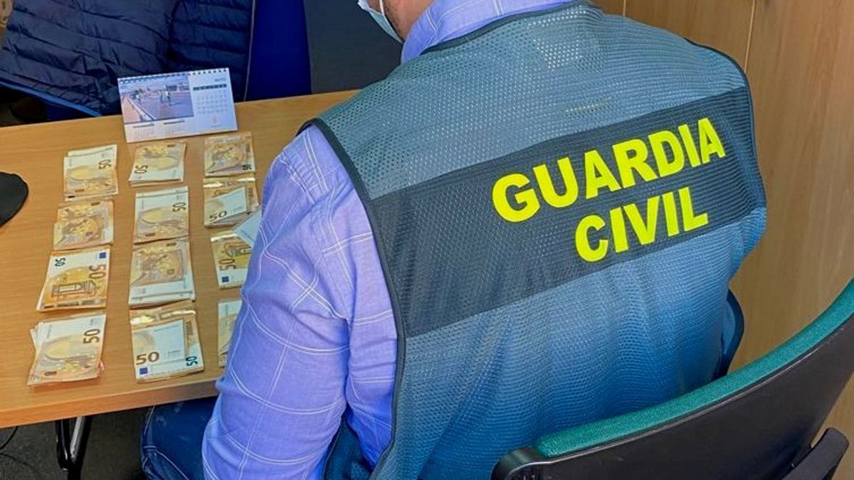 Parte del dinero que se pudo recuperar de lo que la estafadora iba sacando. | GUARDIA CIVIL