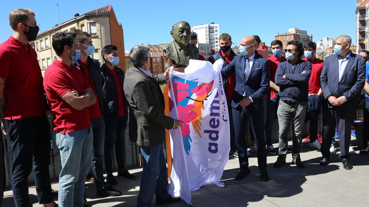 Momento en el que se descubre el busto del hermano Tomás. | LNC