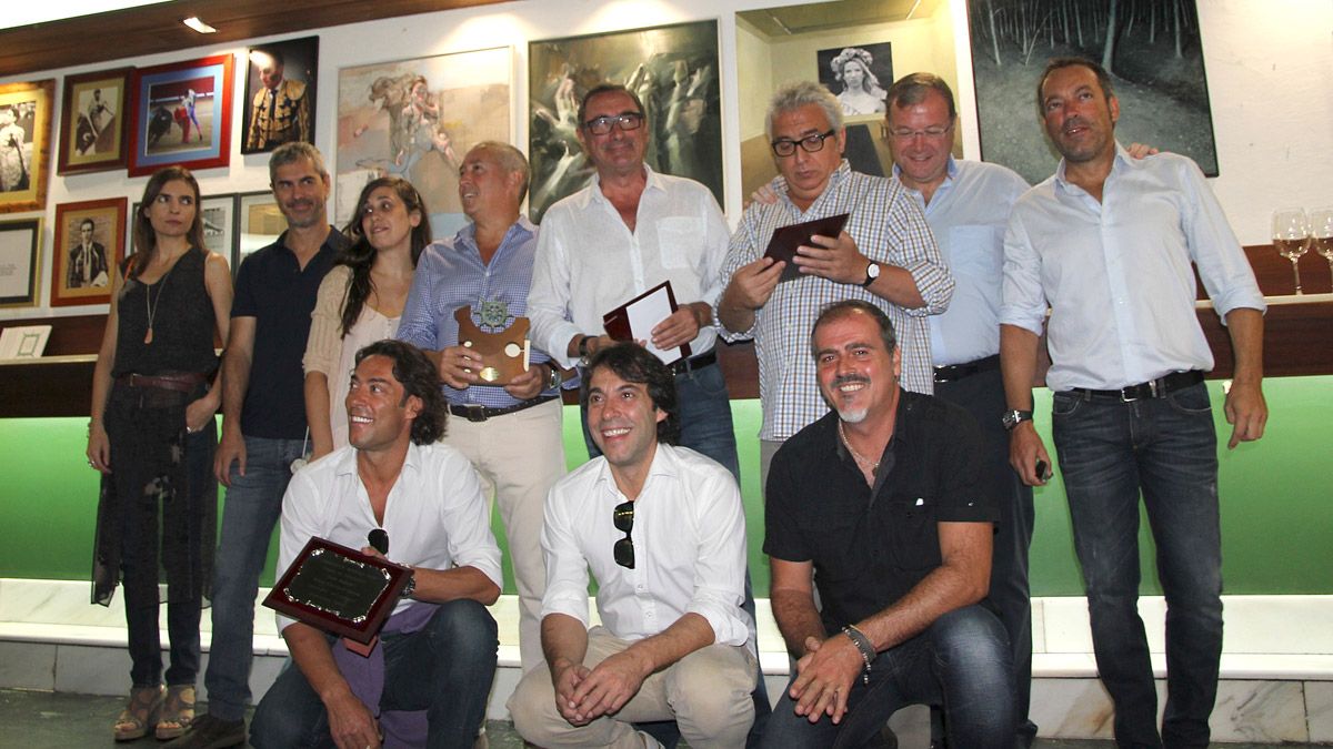 Foto de familia con los cuatro artistas galardonados y los patrocinadores del III Premio de Pintura ‘Camarote Madrid’. | L.N.C.