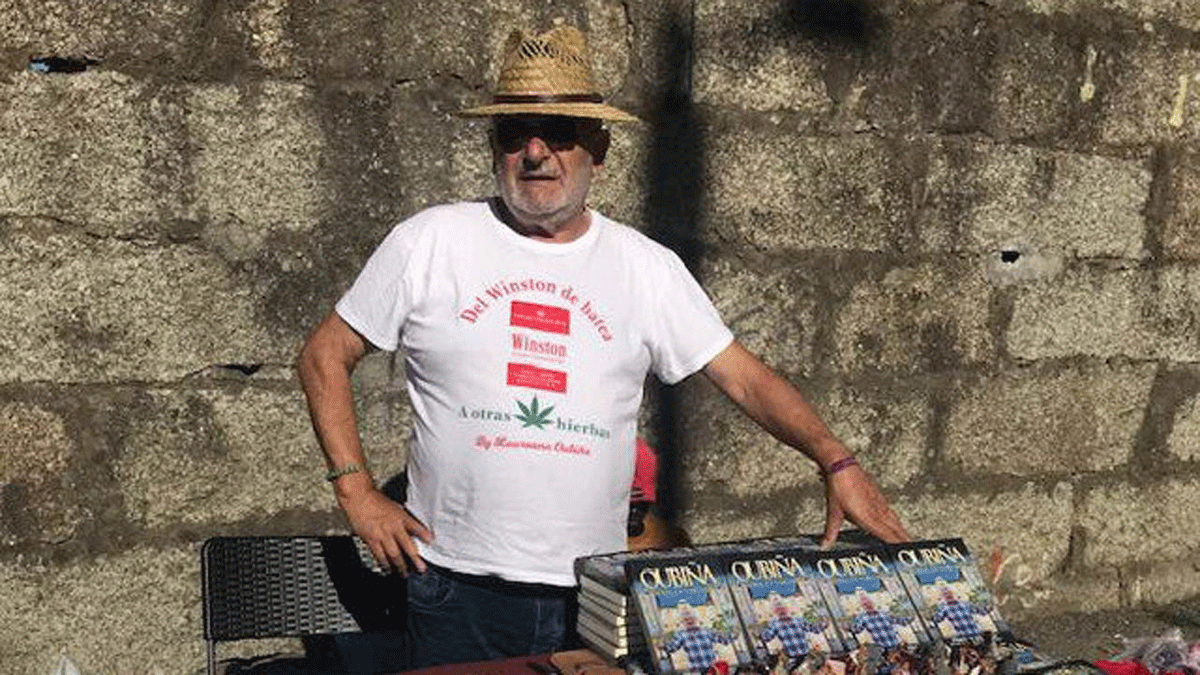 El ex narco vendiendo sus camisetas y libros. | FB El ex narco vendiendo sus camisetas y libros. | FB