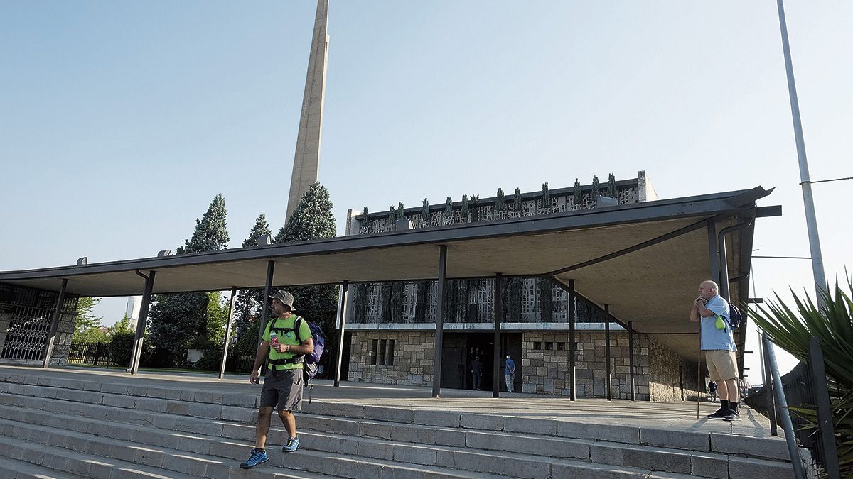 Un peregrino abandona la basílica de la Virgen del Camino tras visitarla. DANIEL MARTÍN Un peregrino abandona la basílica de la Virgen del Camino tras visitarla. DANIEL MARTÍN