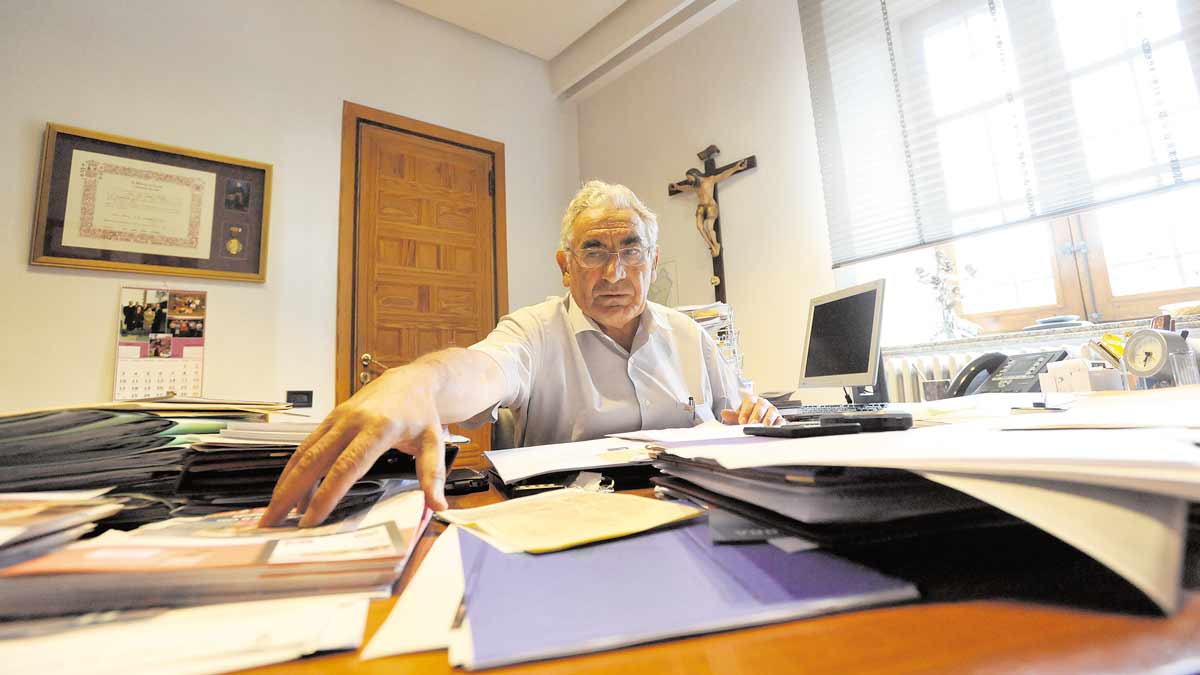 Pedro Puente, presidente de la FSG, en su despacho del Obispado de León. | DANIEL MARTÍN