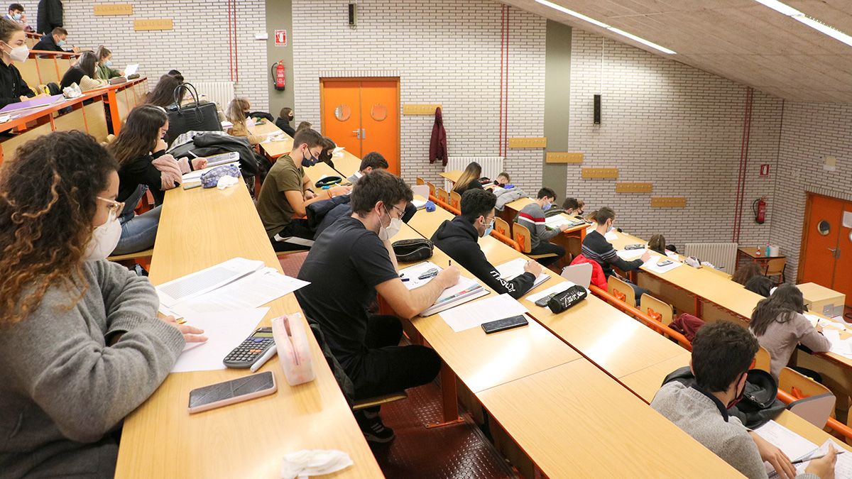 Alumnos de la Facultad de Ciencias Económicas y Empresariales.| L.N.C.