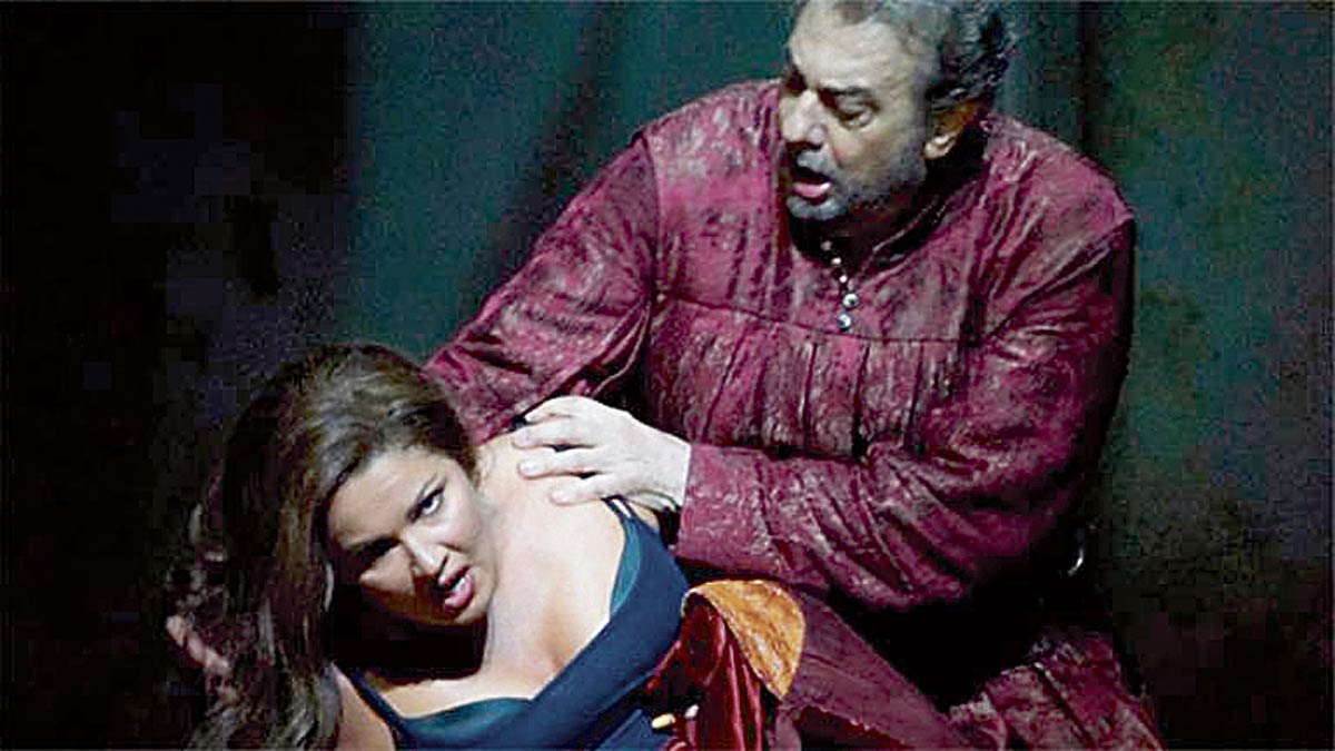 La rusaAnna Netrebko y el español Plácido Domingo en la ópera de Verdi ‘Il trovatore’.