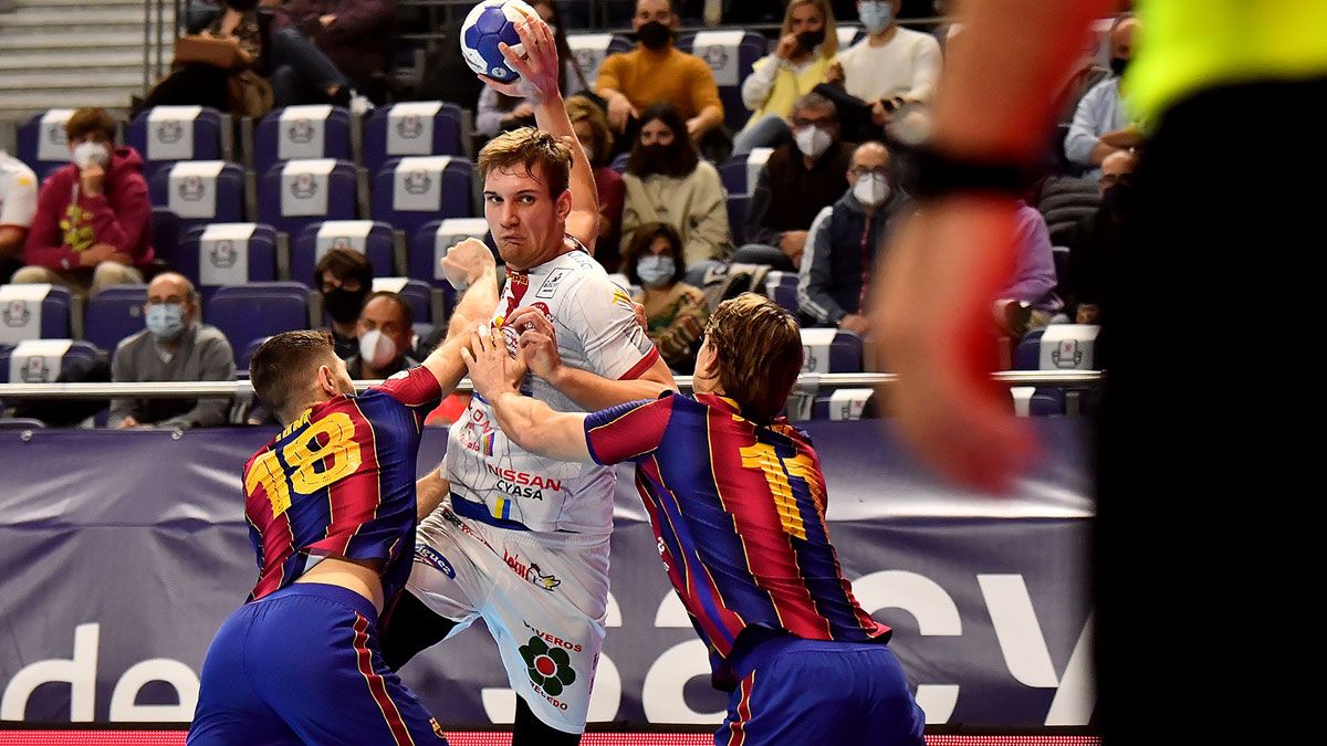 Lucin es sujetado por Janc y Dolenec durante la final de la Copa del Rey. | JL RECIO (RFEBM) Lucin es sujetado por Janc y Dolenec durante la final de la Copa del Rey. | JL RECIO (RFEBM)