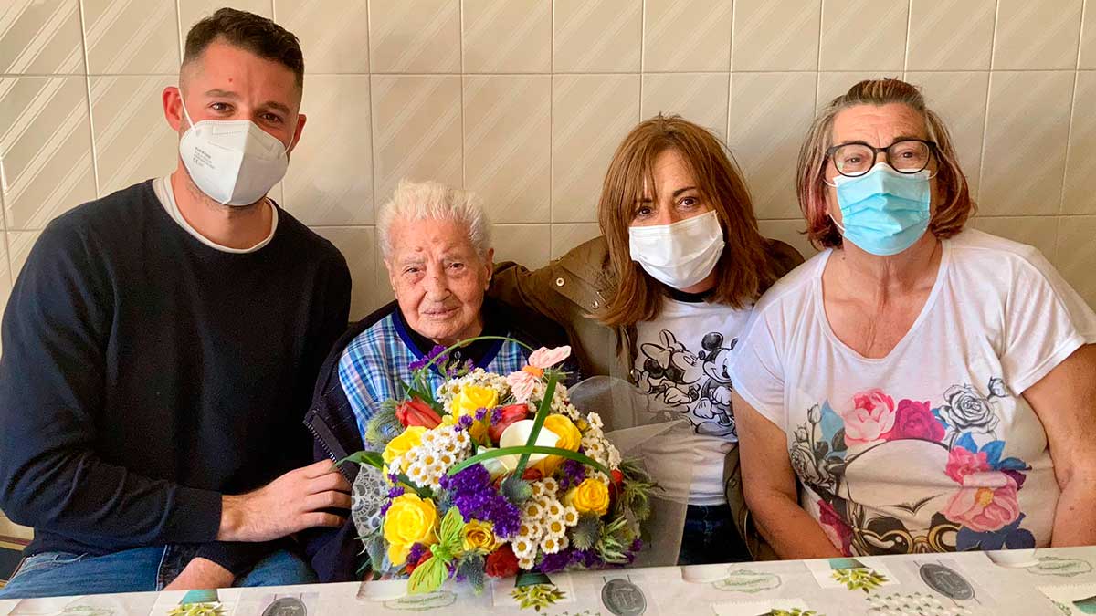 Consuelo Martínez recibió la visita y un ramo de flores de su alcaldesa, Ana Arias, de Soto y Amío. | MIGUEL A. MARTÍNEZ