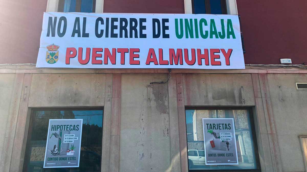 Cartel que se ha desplegado sobre la entidad financiera. | L.N.C. Cartel que se ha desplegado sobre la entidad financiera. | L.N.C.