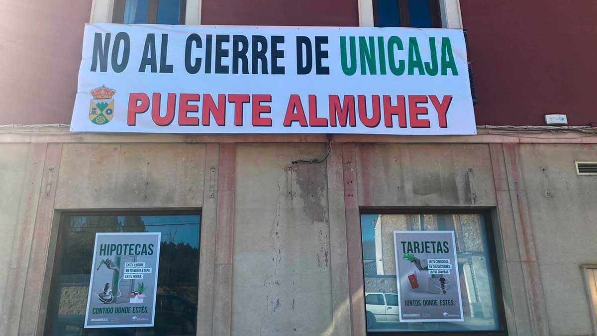 Cartel que se ha desplegado sobre la entidad financiera. | L.N.C.