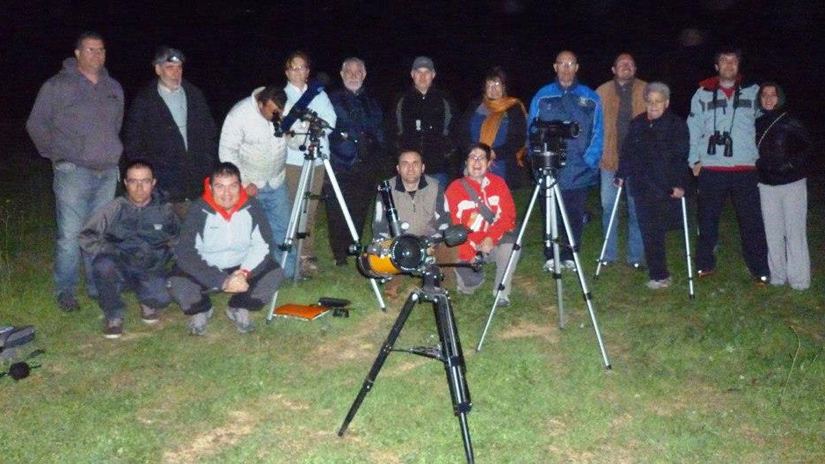 Integrantes de la Asociación Astronómica del Bierzo, durante una observación en Camponaraya.