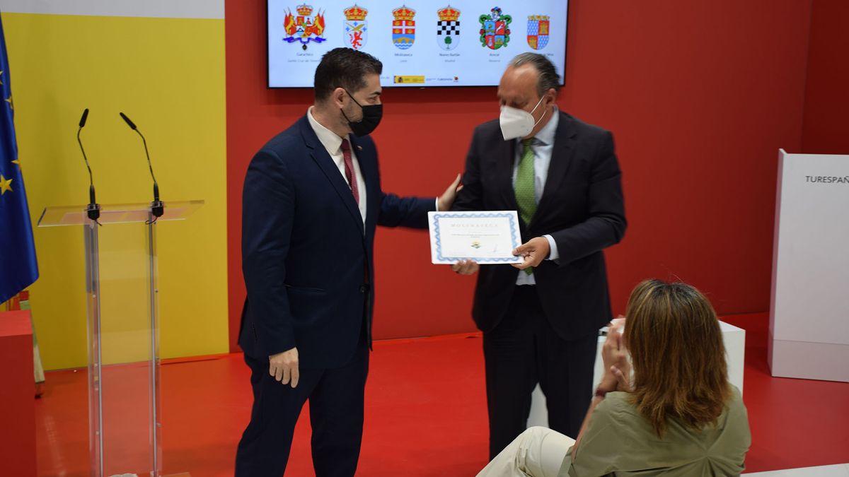 Entrega del galardón al alcalde de Molinaseca en Fitur.