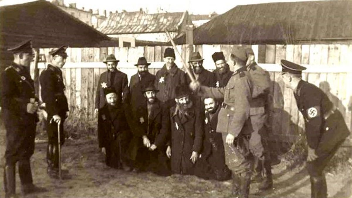 Una imagen histórica de la represión nazi a los judíos que recoge el libro de Villanueva.