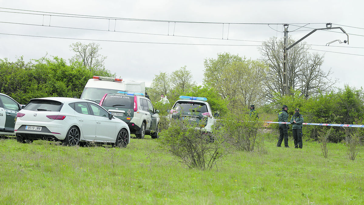 Dispositivo de seguridad en la zona en la que apareció el cadáver este sábado. | MAURICIO PEÑA