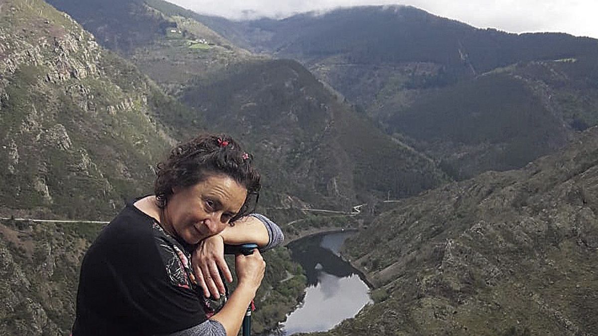 La leonesa Elma Andrés, de Fresno de la Vega, con el valle de Río de Porcos al fondo.