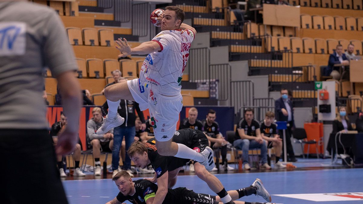 Donlin realiza un lanzamiento con los defensores del Kristianstad en el suelo. | PETER LINDSTROM