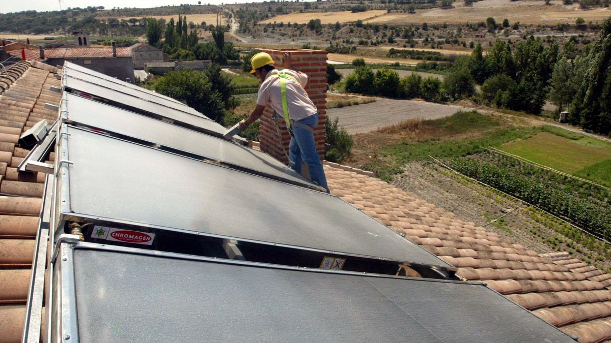Instalación de placas solares en el tejado de una vivienda. | ICAL