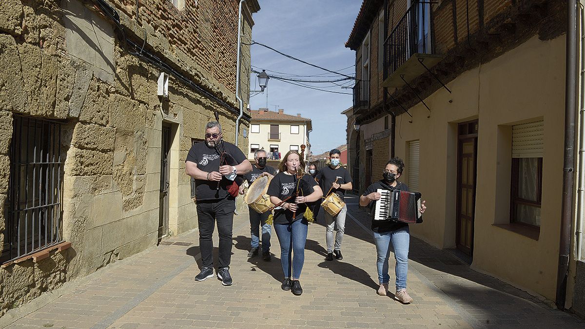 Atípica jornada de la romería del Pan y el Queso este lunes en Valderas con la música como protagonista. | MAURICIO PEÑA