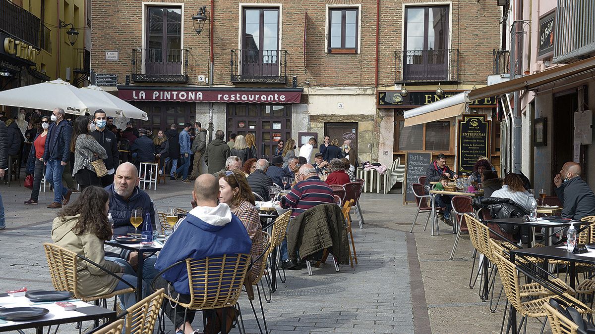 El sector turístico va recuperando poco a poco su actividad en la provincia de León. | MAURICIO PEÑA