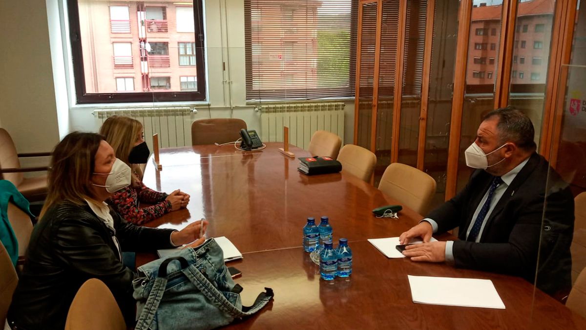 Reunión de Morán con las directivas de Alzheimer Bierzo.