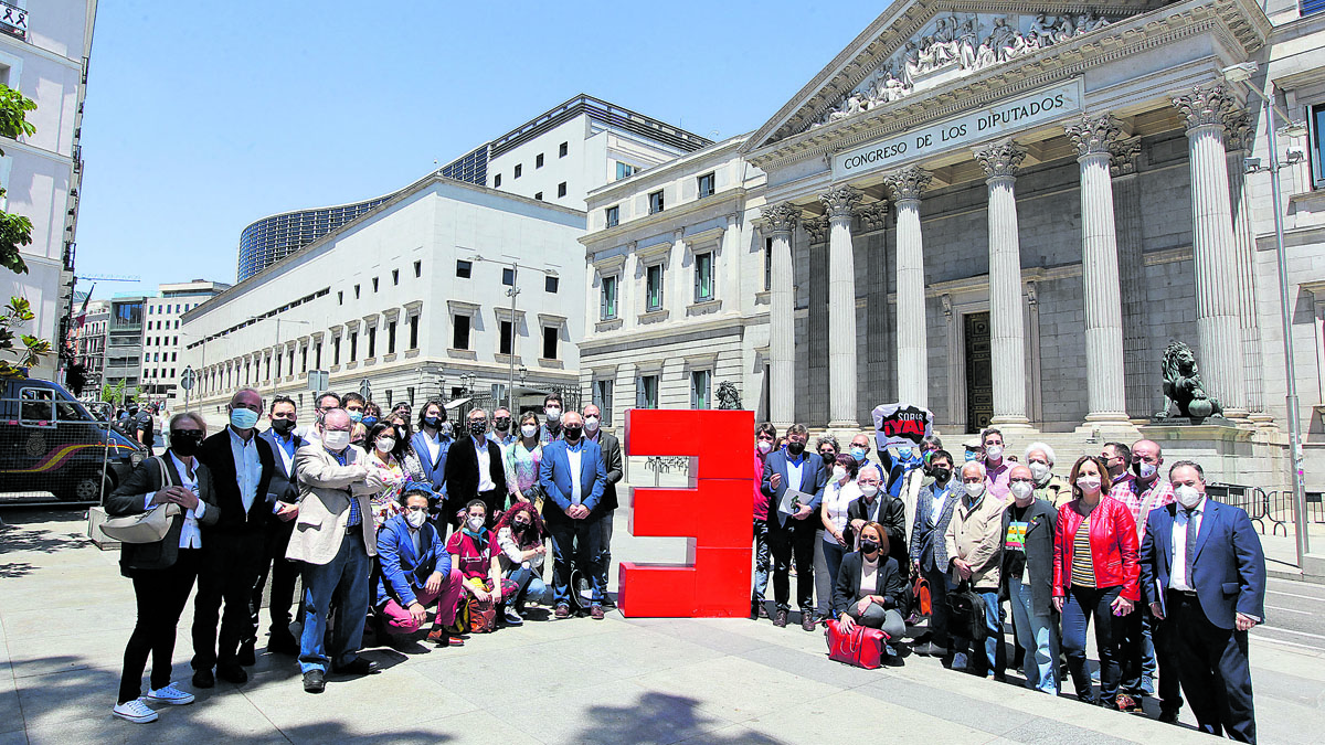 Foto de familia de los representantes de la Coordinadora de la España Vaciada tras la presentación en el Congreso. | ICAL