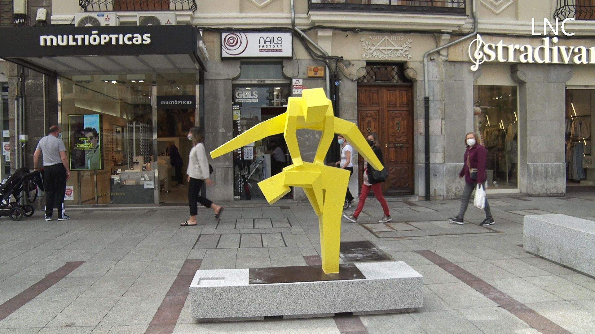 frame26estatuas.jpg