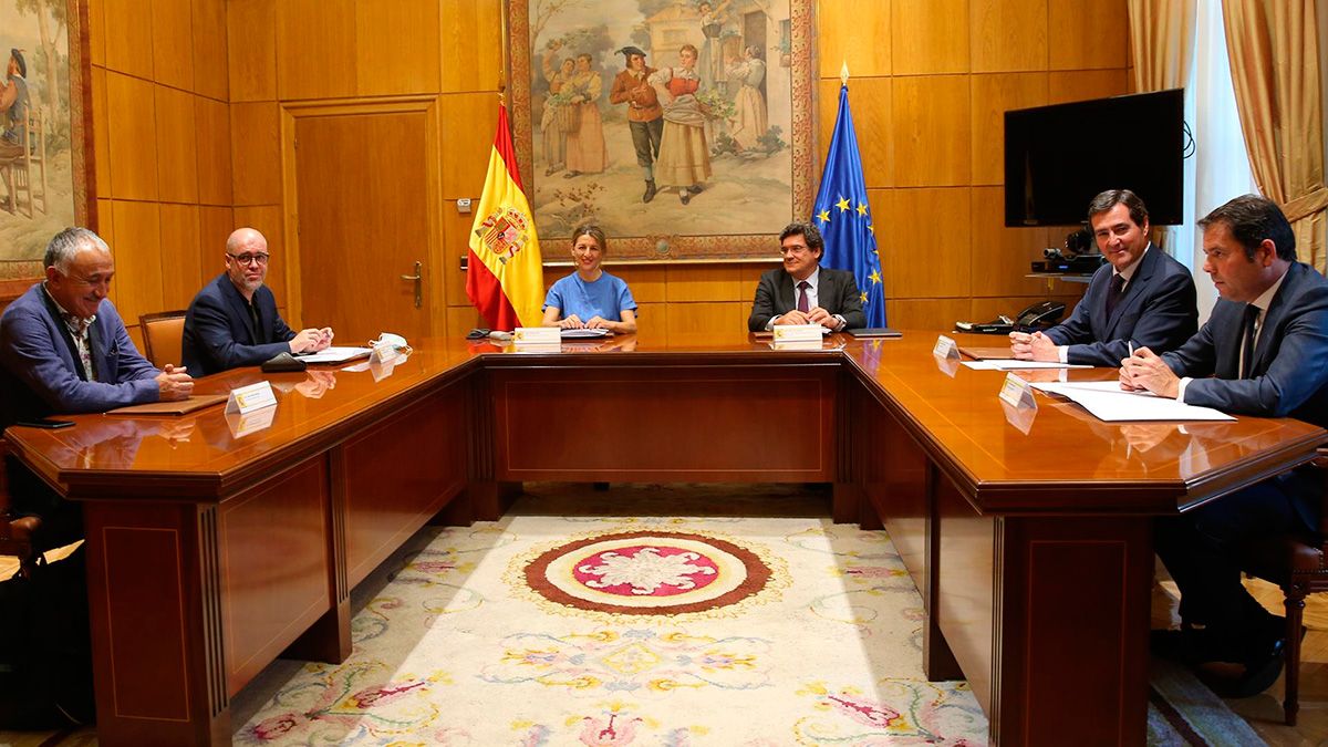 Imagen de archivo de una reunión entre el Gobierno y los agentes sociales. | EP