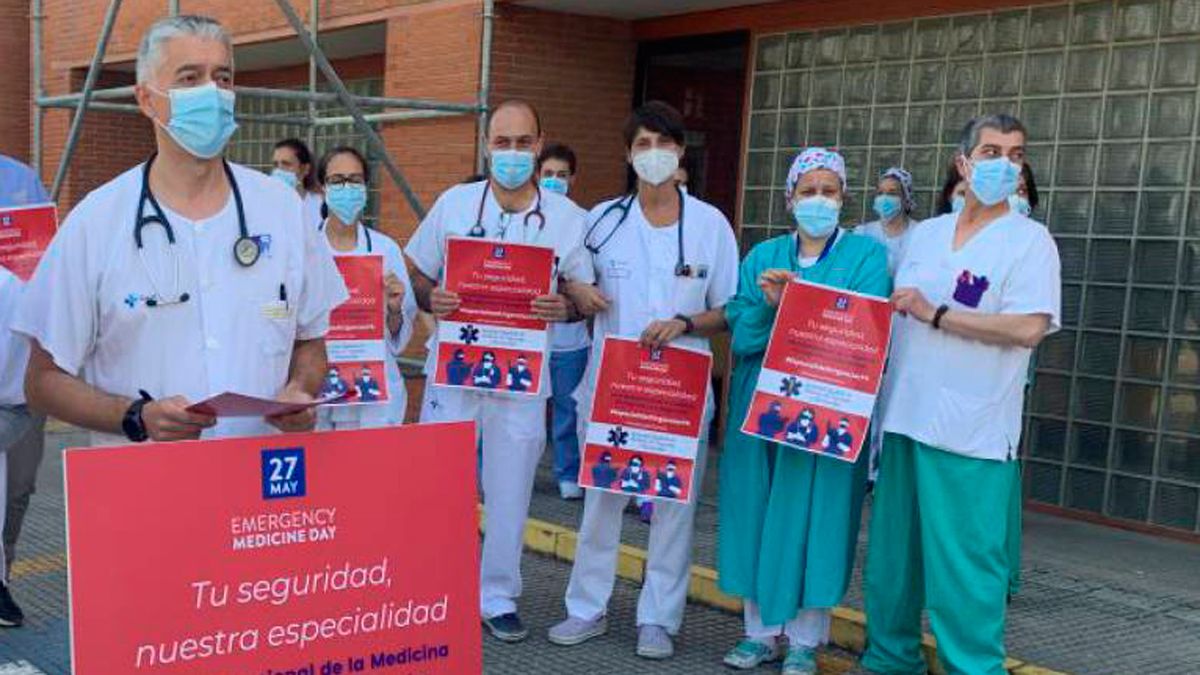 Los profesionales de Urgencias salieron a las puertas del Hospital para reclamar el reconocimiento de su especialidad. | ICAL