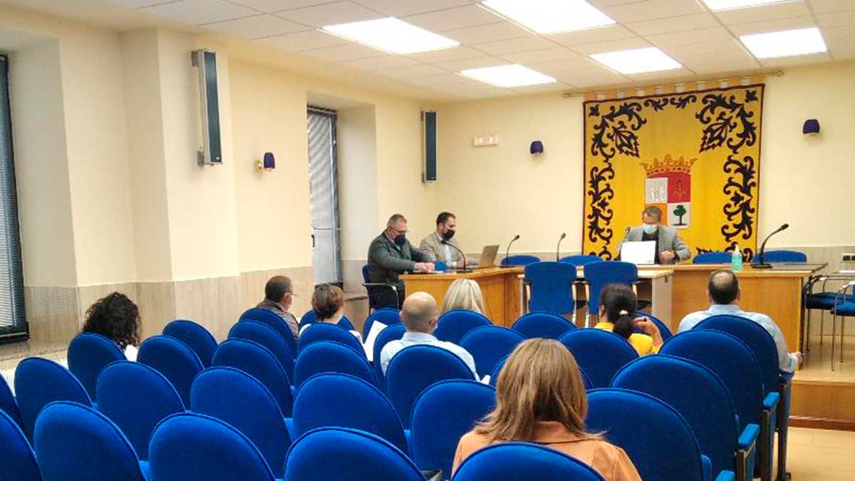 En la imagen, un momento de pleno extraordinario celebrado en el Ayuntamiento de La Robla. | E. NIÑO