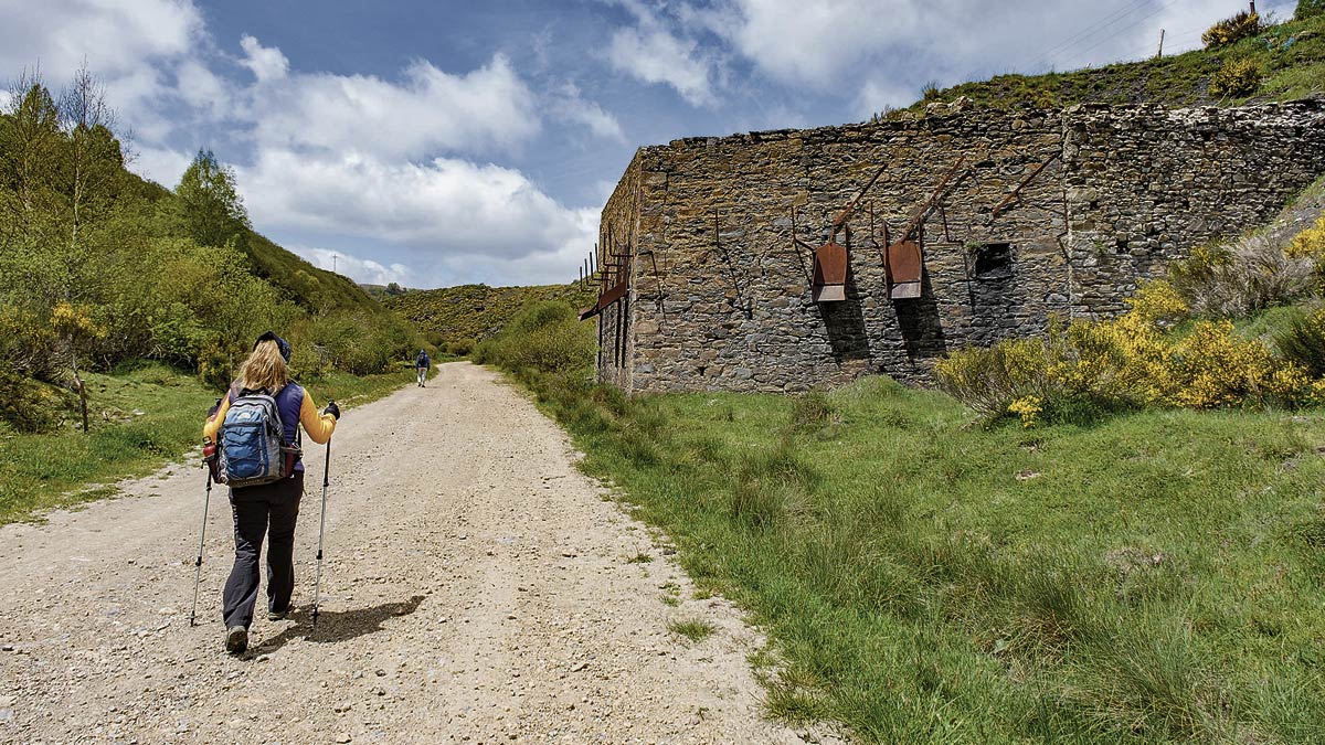 Restos mineros en el valle de la Mora. | VICENTE GARCÍA