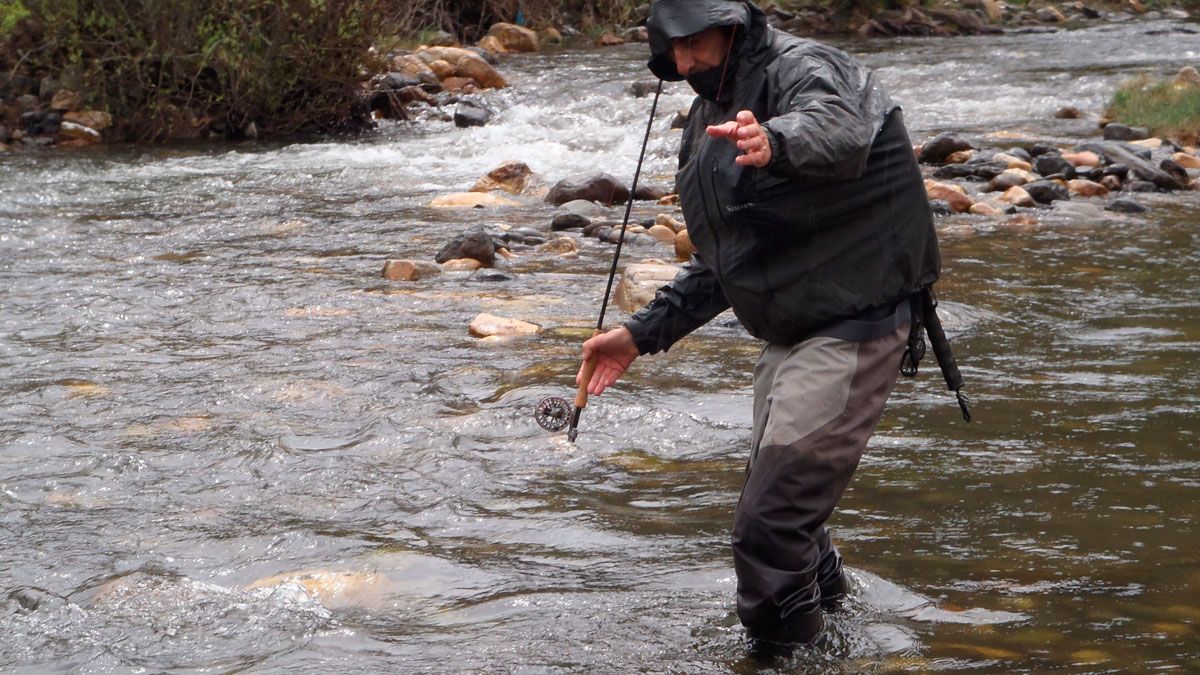 Un pescador se cobra una trucha en el río Yuso. | R.P.N.