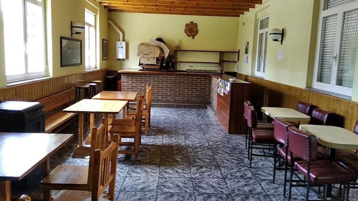 Interior del teleclub que se alquila por cinco euros al mes en La Devesa de Boñar. | L.N.C. Interior del teleclub que se alquila por cinco euros al mes en La Devesa de Boñar. | L.N.C.