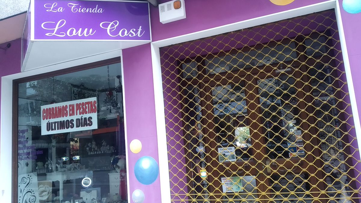 El único establecimiento donde aún se puede comprar en pesetas en Ponferrada marca ya los últimos días para hacerlo. | MAR IGLESIAS