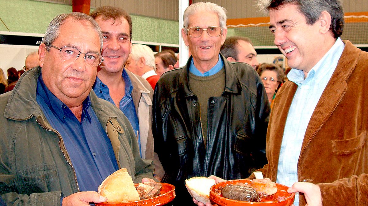 Cipriano Elías Martínez, a la izquierda, en una feria de Vegacervera. | ICAL