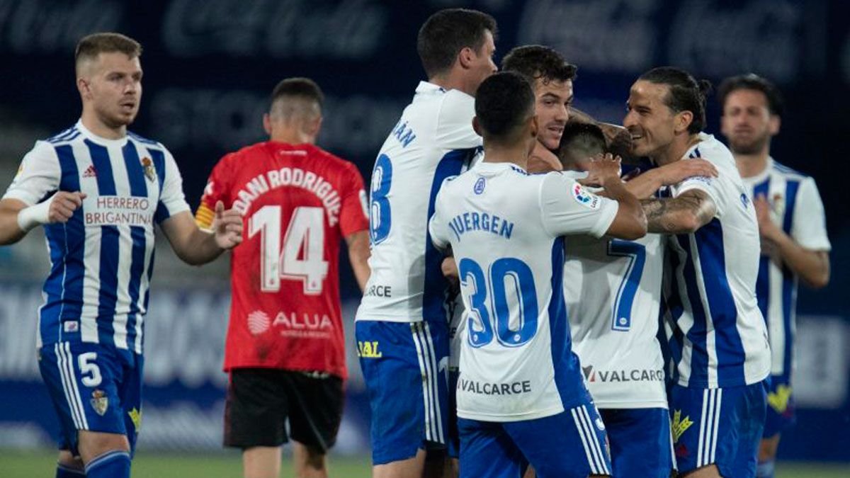 La Deportiva celebra el gol del empate de Curro. | LALIGA