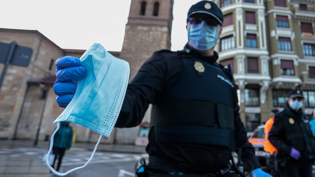 Siguen las denuncias por no llevar mascarilla tras más de un año de pandemia. | ICAL
