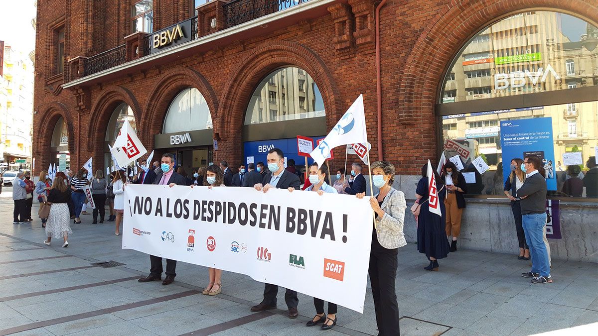 La protesta ha tenido lugar ante la sede central del banco en la provincial. | L.N.C.