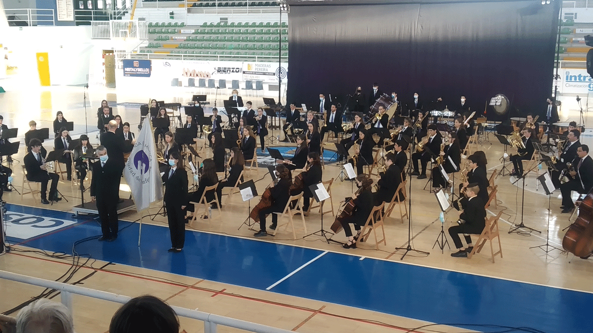 La Banda mostró su bandera al inicio del concierto. | MAR IGLESIAS