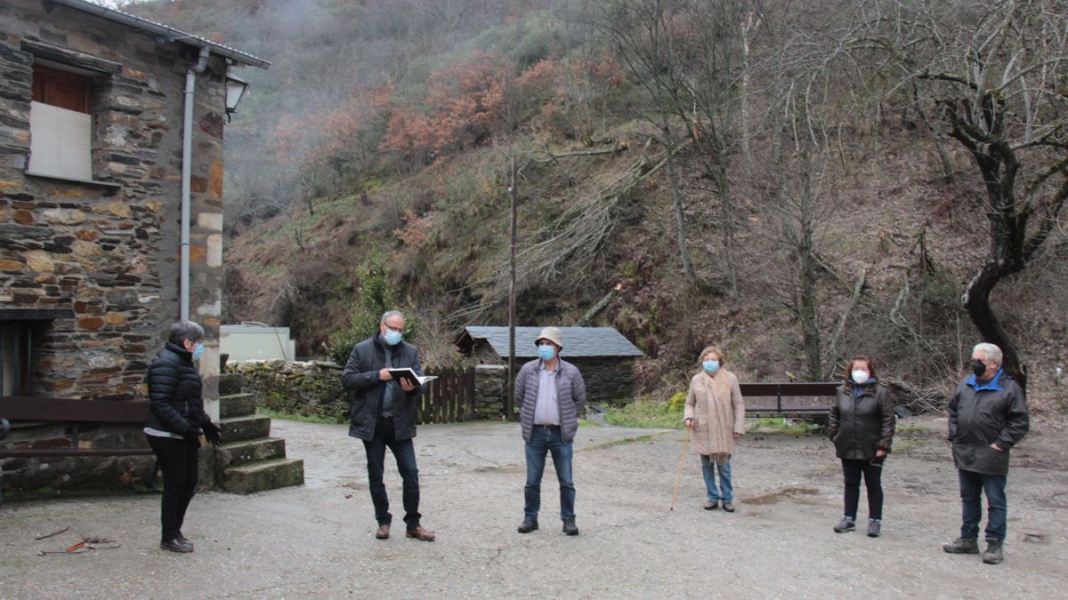 Última reunión del regidor con los vecinos para escuchar sus propuestas antes de la manifestación. Última reunión del regidor con los vecinos para escuchar sus propuestas antes de la manifestación.